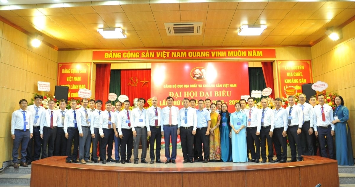 Các đại biểu chụp ảnh lưu niệm. Ảnh: Lan Chi.