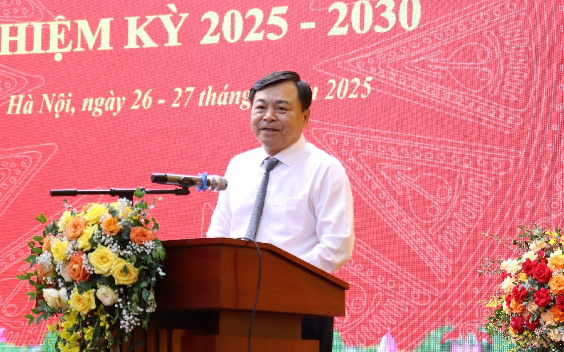 Thứ trưởng Nguyễn Hoàng Hiệp ghi nhận và biểu dương những nỗ lực, kết quả nổi bật mà Đảng bộ Cục Quản lý đê điều và Phòng, chống thiên tai đạt được trong nhiệm kỳ 2020-2025. Ảnh: Nguyễn Thủy.