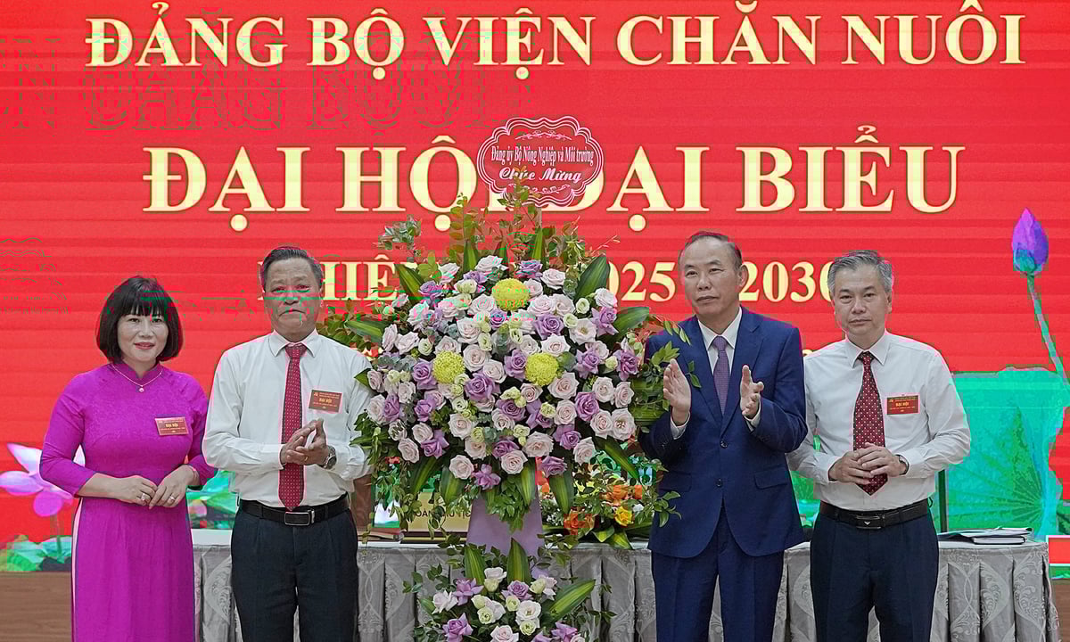Thứ trưởng Phùng Đức Tiến tặng hoa, chúc mừng đại hội. Ảnh: Bảo Thắng.