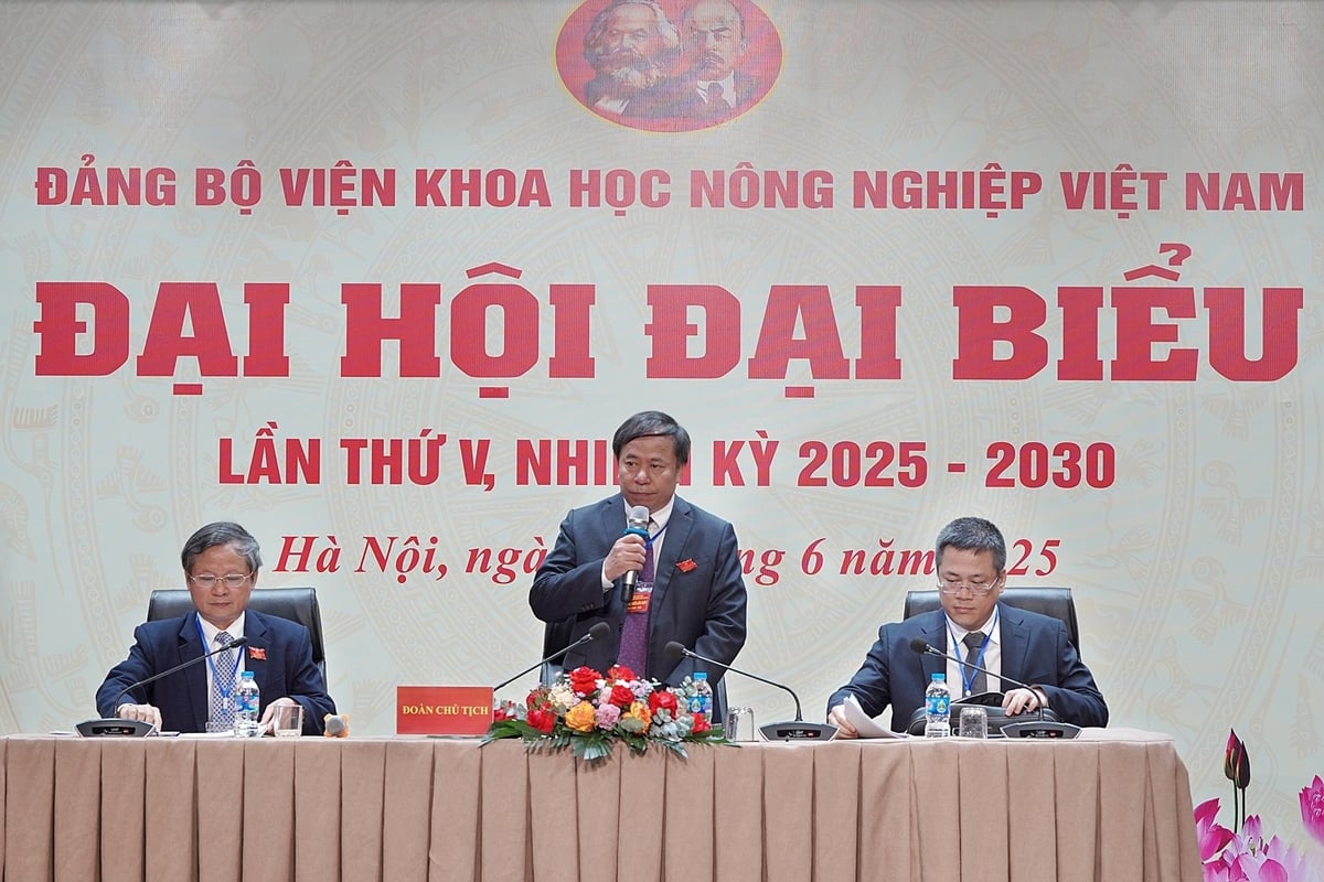 Đoàn chủ tịch điều hành đại hội. Ảnh: Bảo Thắng.