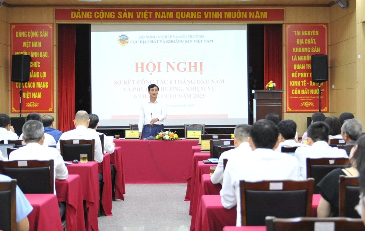 Thứ trưởng Trần Quý Kiên biểu dương những kết quả mà Cục Địa chất và Khoáng sản Việt Nam đã đạt được trong 6 tháng đầu năm. Ảnh: Lan Chi.