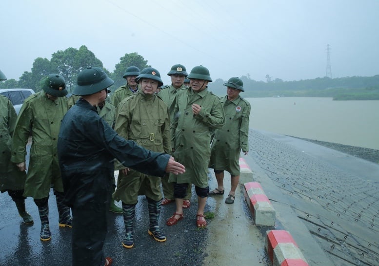 Phó Thủ tướng Trần Hồng Hà kiểm tra công tác phòng, chống bão tại công trình kè chống sạt lở hai bên cầu Vạn Hà. Ảnh: Cổng thông tin điện tử Chính phủ.