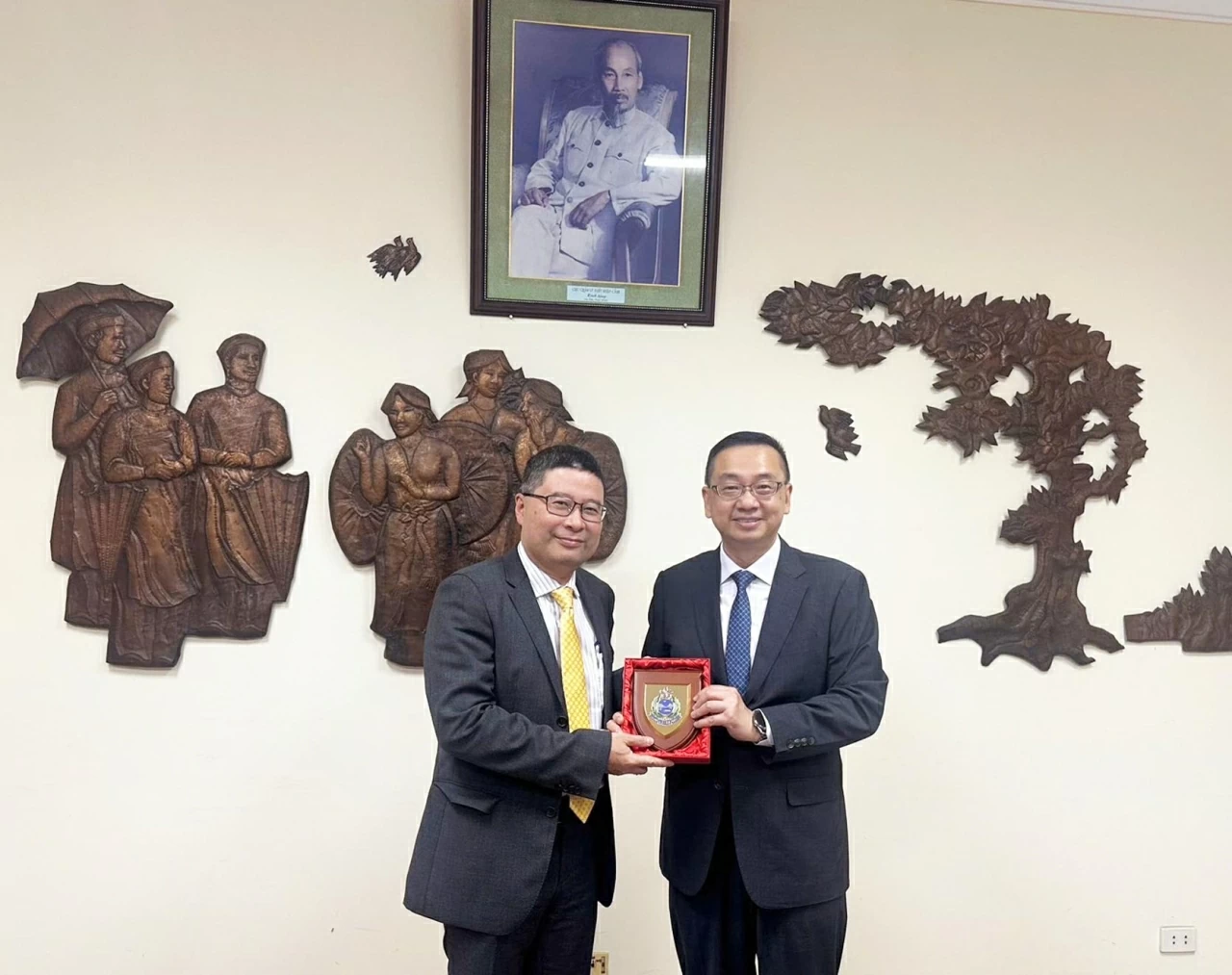 Cục trưởng Cục Lãnh sự Doãn Hoàng Minh đã tiếp đoàn công tác Hồng Công do ông Kwok Joon Fung Benson, Cục trưởng Cục Nhập cư Hồng Công làm Trưởng đoàn