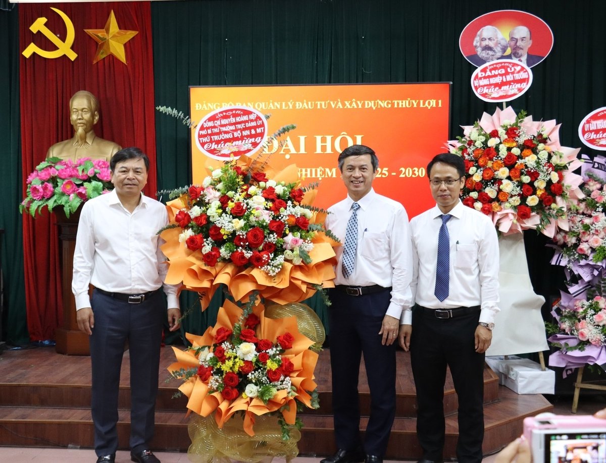 Phó Bí thư Thường trực Đảng ủy, Thứ trưởng Bộ NN-MT Nguyễn Hoàng Hiệp tặng hoa, chúc mừng thành công Đại hội Đảng bộ Ban Quản lý Đầu tư và Xây dựng Thủy lợi 1, nhiệm kỳ 2025-2030. Ảnh: Nguyễn Thủy.