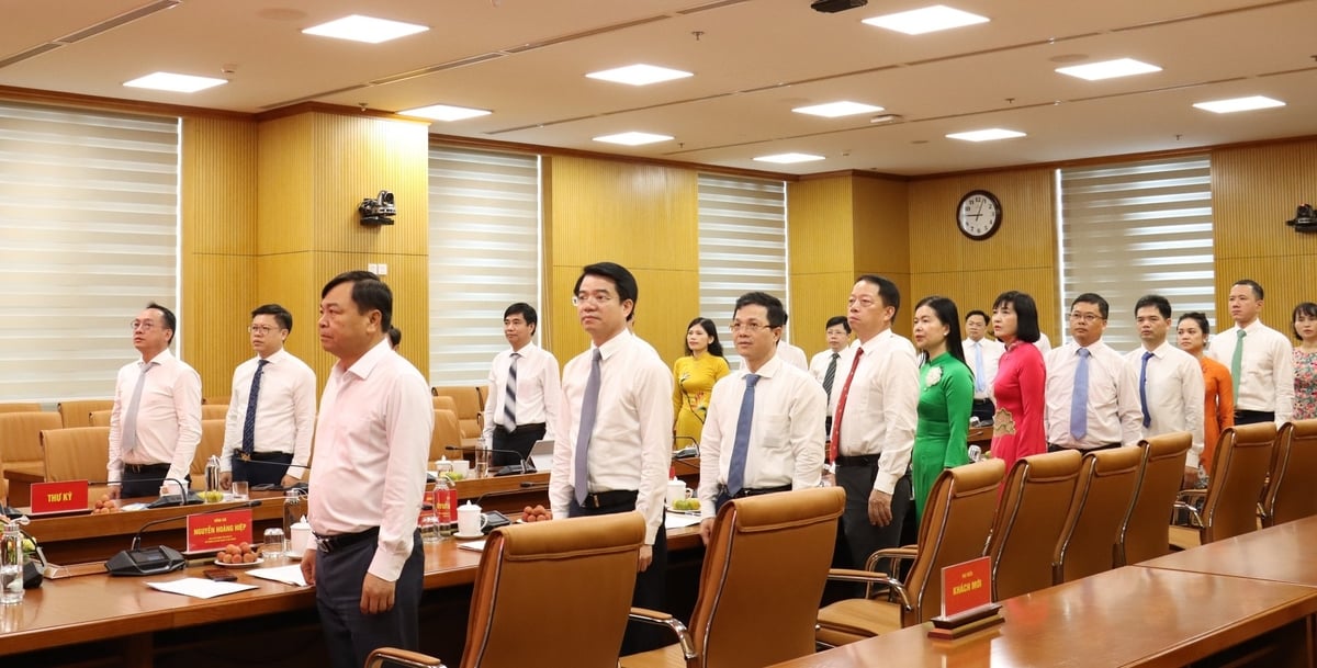 Các đại biểu chào cờ khai mạc Đại hội Chi bộ Cơ quan Đảng ủy Bộ NN-MT, nhiệm kỳ 2025-2030. Ảnh: Nguyễn Thủy.