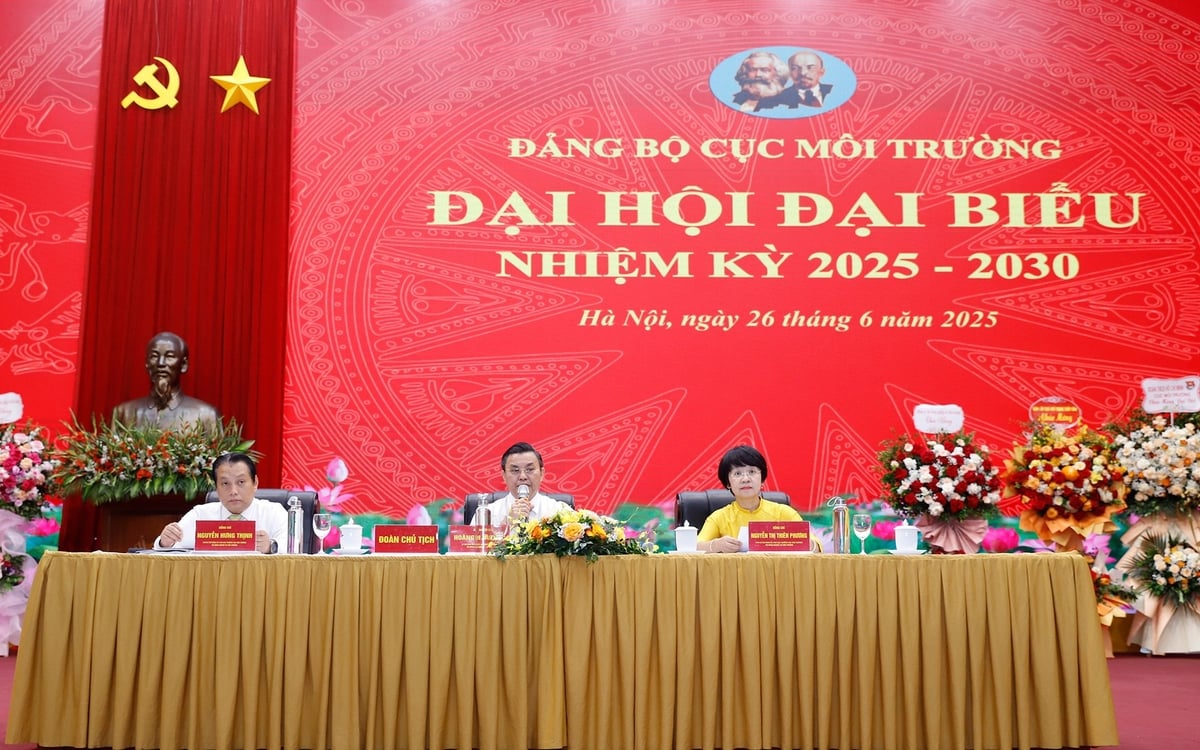 Đoàn Chủ tịch chủ trì Đại hội đại biểu Đảng bộ Cục Môi trường lần thứ I, nhiệm kỳ 2025–2030. Ảnh: Khương Trung.