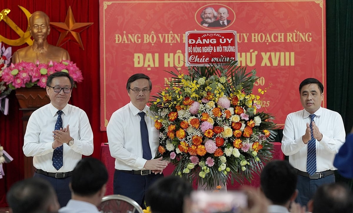 Thứ trưởng Nguyễn Quốc Trị thay mặt Đảng ủy Bộ tặng hoa, chúc mừng đại hội. Ảnh: Bảo Thắng.