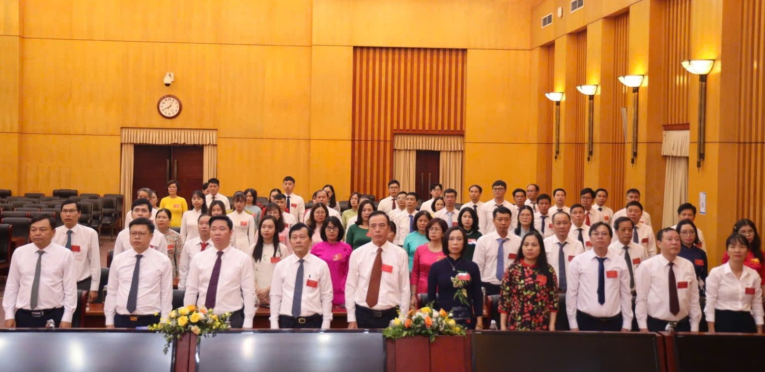 Các đại biểu chào cờ, khai mạc Đại hội Đảng bộ Cục Quản lý đê điều và Phòng, chống thiên tai, lần thứ I, nhiệm kỳ 2025-2030. Ảnh: Nguyễn Thủy.