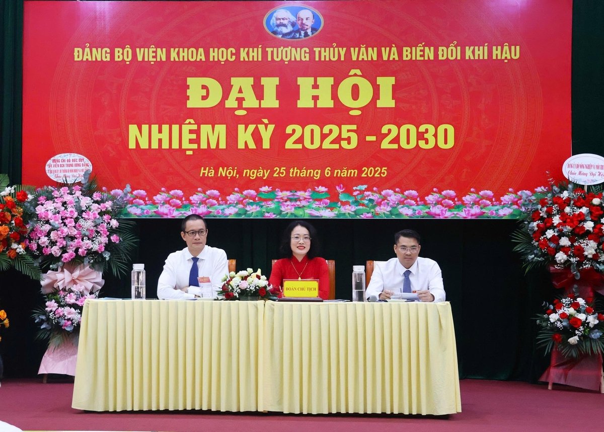 Đoàn Chủ tịch điều hành Đại hội Đảng bộ Viện Khoa học KTTV&BĐKH, nhiệm kỳ 2025-2030. Ảnh: Khánh Ly.