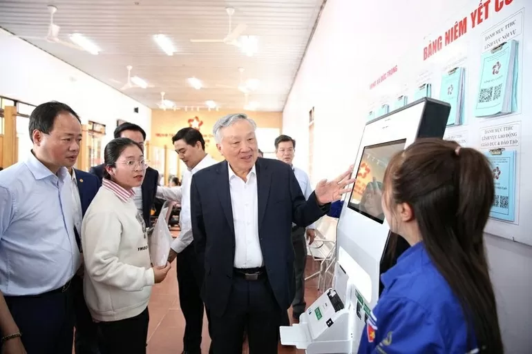 Phó Thủ tướng Thường trực Chính phủ Nguyễn Hòa Bình tới thăm và làm việc với xã Đức Trọng (tỉnh Lâm Đồng) về tổ chức, vận hành Trung tâm Phục vụ hành chính công ngày 30/6/2025.