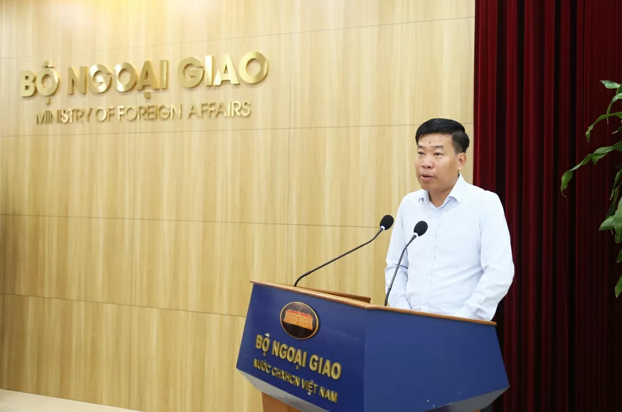 Phó Bí thư Thường trực Đảng ủy Bộ Ngoại giao Nguyễn Mạnh Cường phát biểu tại Hội nghị. (Ảnh: Thành Long)