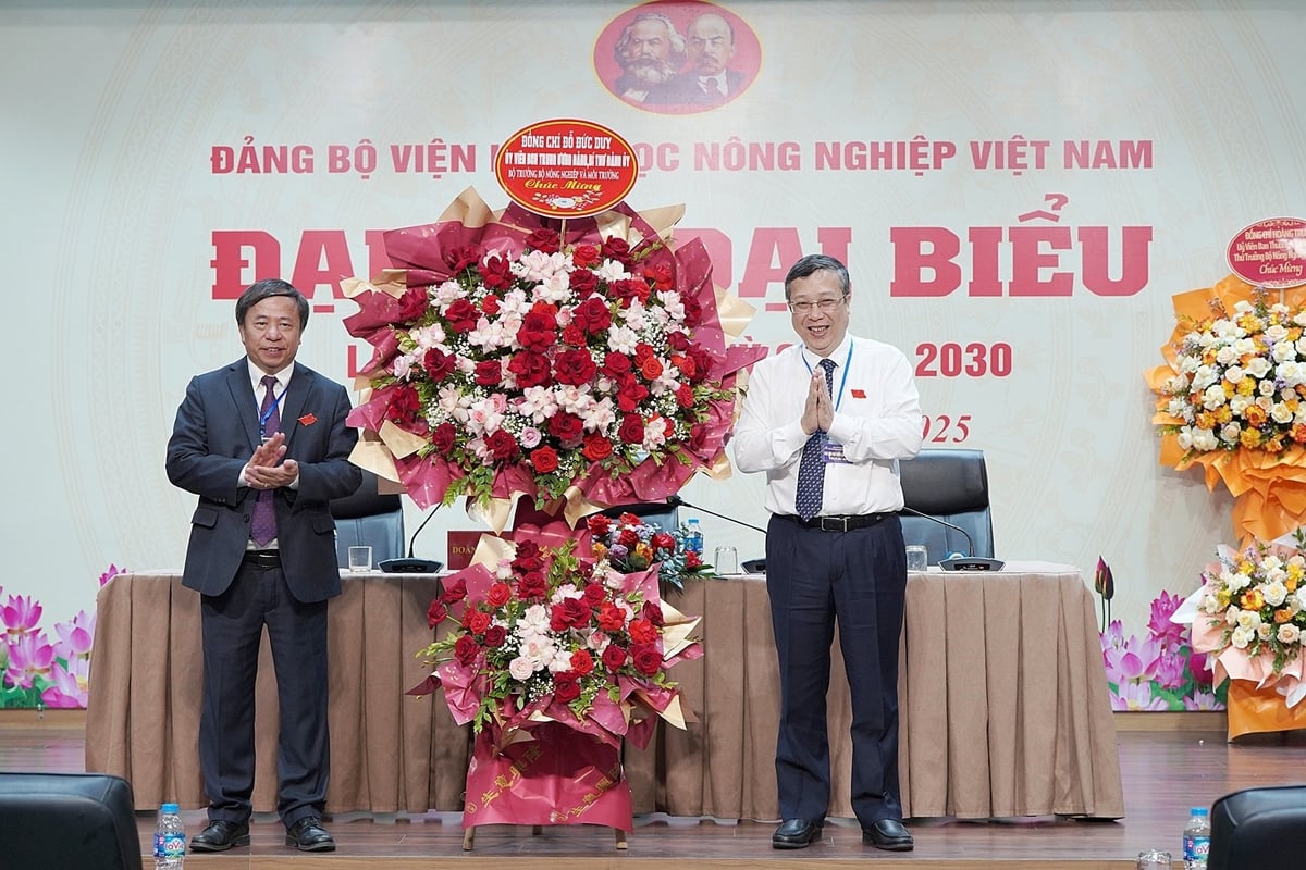 Thứ trưởng Hoàng Trung tặng hoa chúc mừng của Bộ trưởng Đỗ Đức Duy tới đại hội. Ảnh: Bảo Thắng.