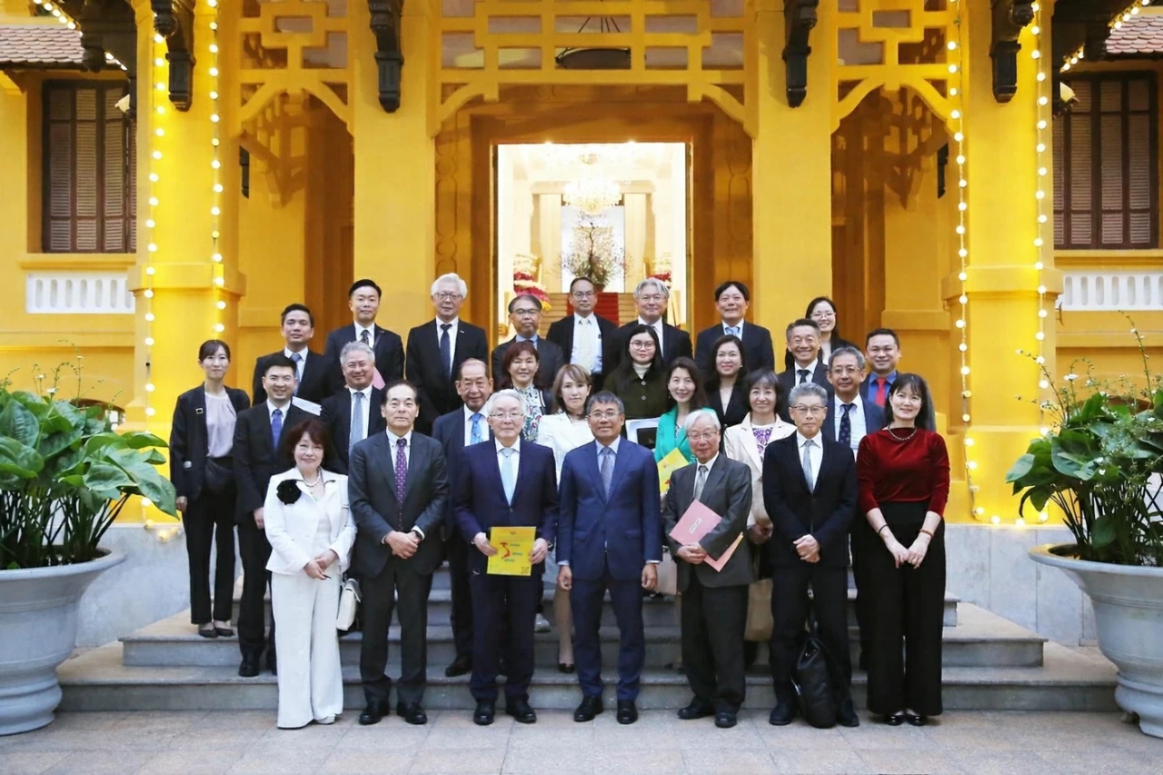 Thứ trưởng Thường trực Nguyễn Minh Vũ cùng đoàn công tác chụp bức ảnh lưu niệm. (Ảnh: Thành Long)