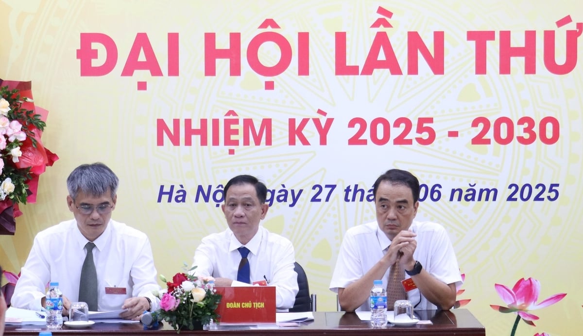 Đoàn Chủ tịch điều hành Đại hội Đảng bộ Viện Cơ điện nông nghiệp và Công nghệ sau thu hoạch, lần thứ V, nhiệm kỳ 2025-2030. Ảnh: Nguyễn Thủy.