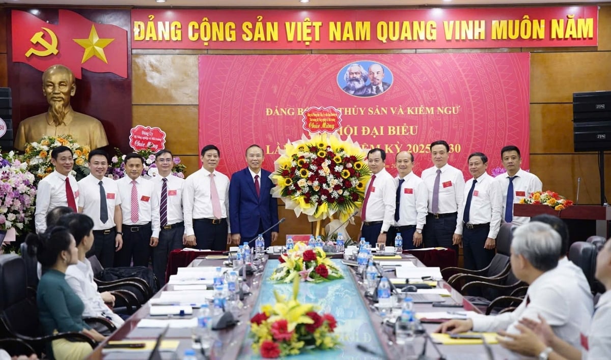 Đồng chí Phùng Đức Tiến, Ủy viên Ban Thường vụ Đảng ủy Bộ Nông nghiệp và Môi trường, Thứ trưởng Bộ Nông nghiệp và Môi trường trao hoa cho đại hội. Ảnh: Linh Linh.