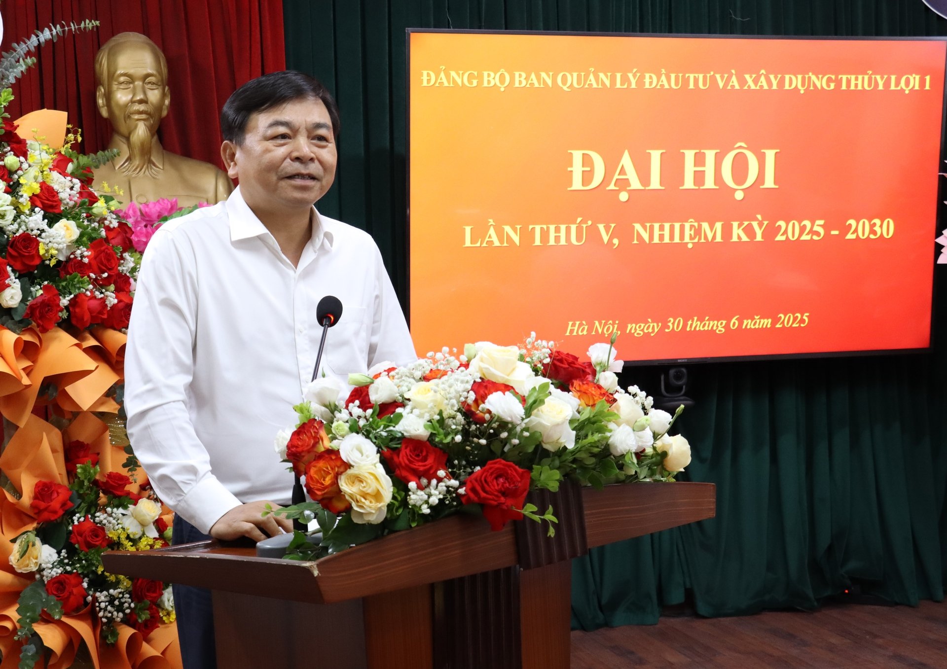 Thứ trưởng Nguyễn Hoàng Hiệp ghi nhận và biểu dương những nỗ lực vượt khó của Ban Quản lý Đầu tư và Xây dựng Thủy lợi 1 trong nhiệm kỳ qua. Ảnh: Nguyễn Thủy.