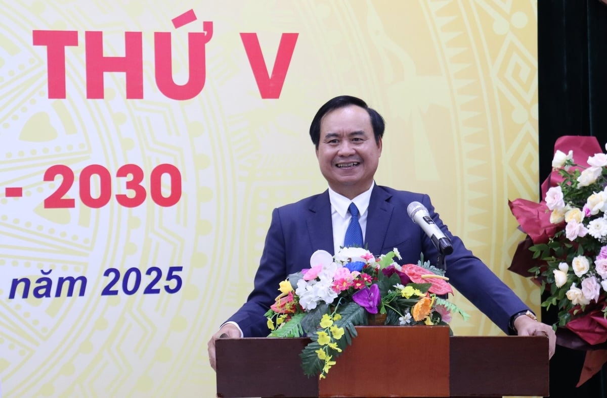 Thứ trưởng Võ Văn Hưng ghi nhận nỗ lực khẳng định vị thế của Viện Cơ điện nông nghiệp và Công nghệ sau thu hoạch là trung tâm nghiên cứu và chuyển giao công nghệ hàng đầu trong lĩnh vực cơ giới hóa và công nghệ sau thu hoạch, góp phần quan trọng vào hiện đại hóa ngành nông nghiệp. Ảnh: Nguyễn Thủy.