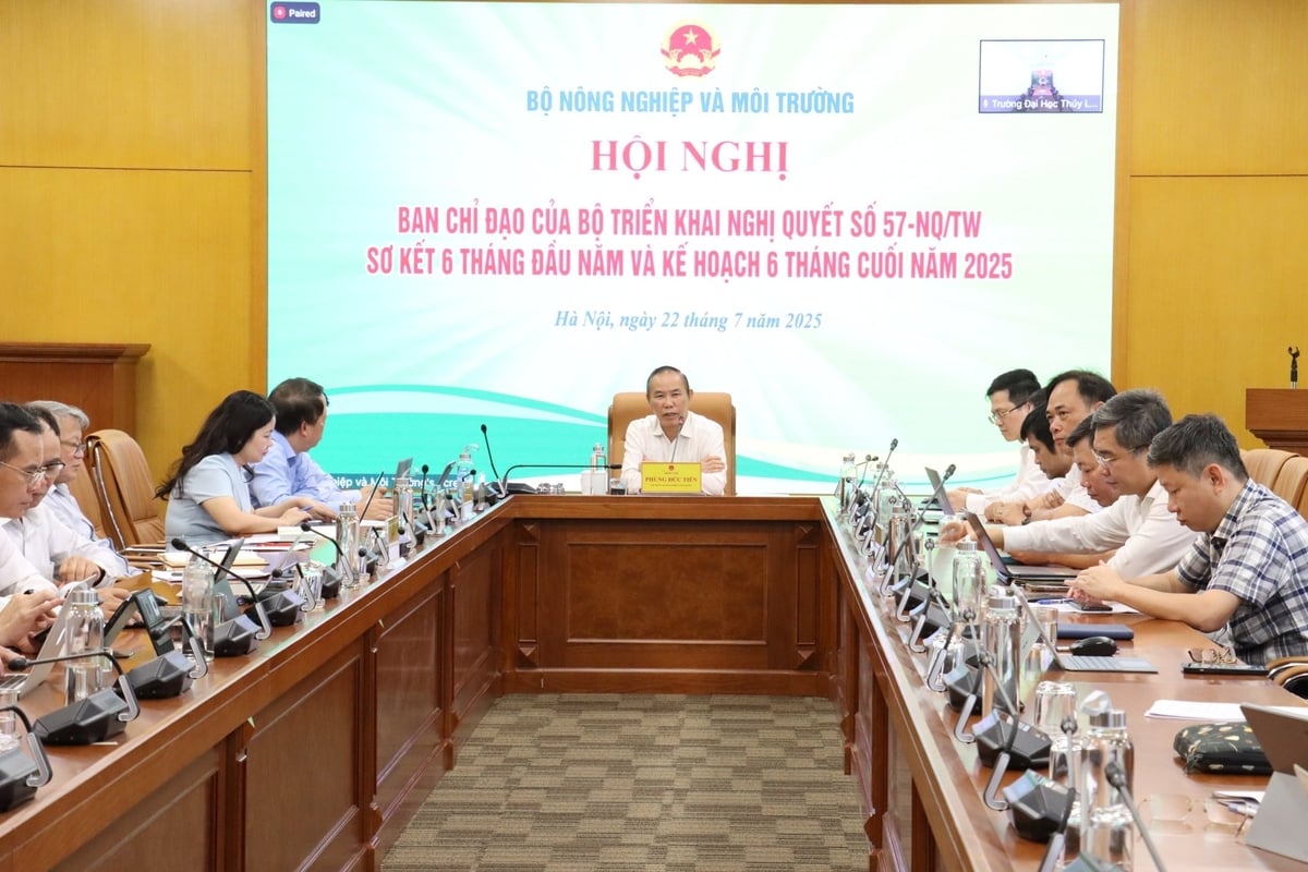Thứ trưởng Phùng Đức Tiến chủ trì Hội nghị Ban Chỉ đạo của Bộ triển khai Nghị quyết số 57-NQ/TW và sơ kết công tác 6 tháng đầu năm, triển khai nhiệm vụ 6 tháng cuối năm của Vụ KHCN. Ảnh: Nguyễn Thủy.