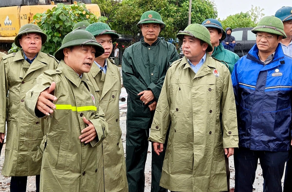 Quyền Bộ trưởng Bộ Nông nghiệp và Môi trường Trần Đức Thắng nghe báo cáo về tình hình ứng phó bão Wipha tại Ninh Bình. Ảnh: Bảo Thắng.