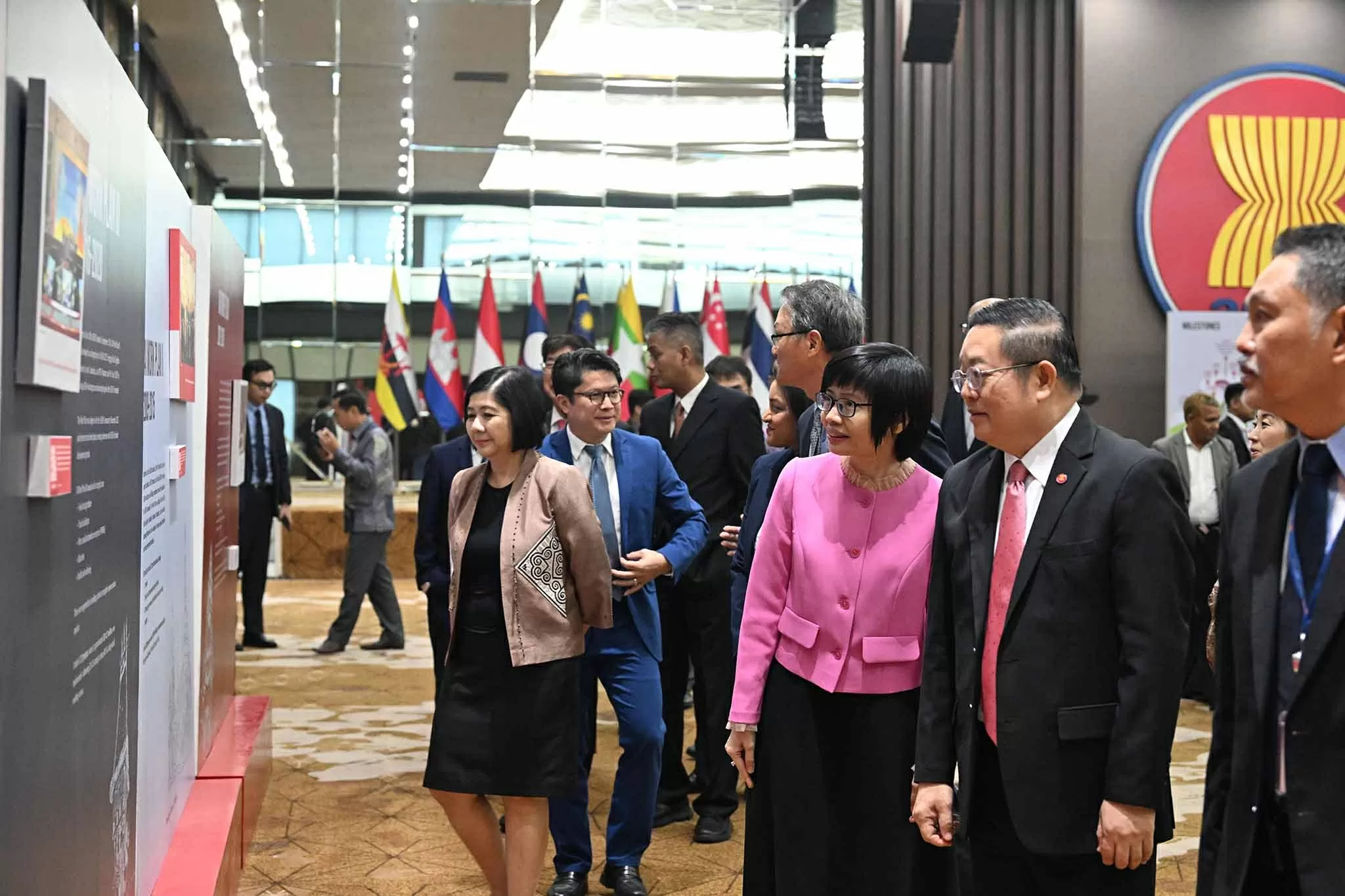 Tọa đàm và triển lãm kỷ niệm 25 năm Sáng kiến hội nhập ASEAN