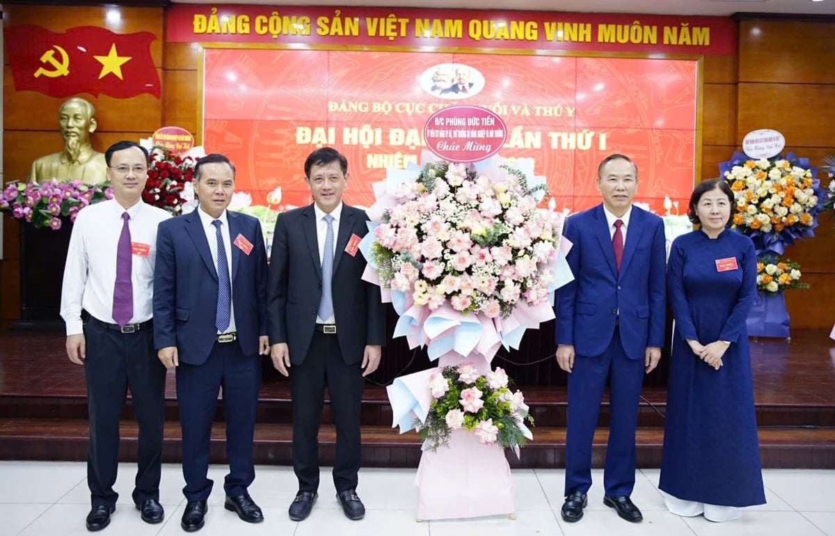 Đồng chí Phùng Đức Tiến, Ủy viên Ban Thường vụ Đảng ủy Bộ, Thứ trưởng Bộ Nông nghiệp và Môi trường tặng hoa cho Đại hội. Ảnh: Linh Linh.