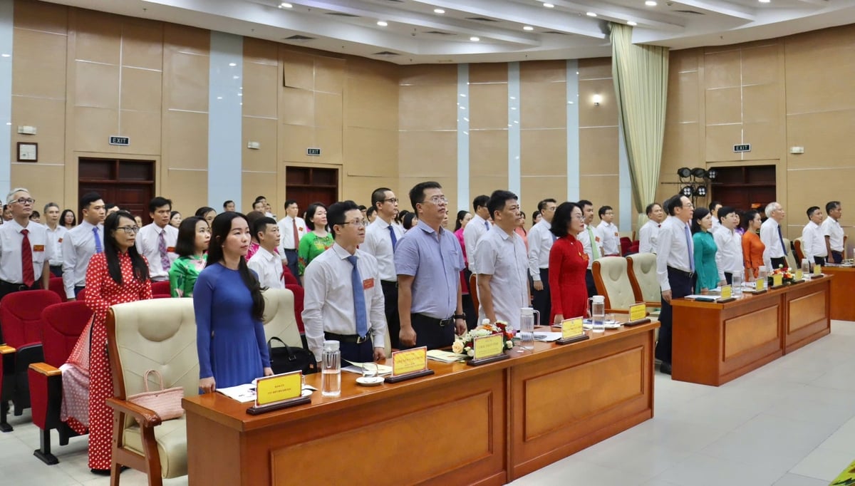 Các đại biểu chào cờ khai mạc Đại hội Đảng bộ Viện Khoa học KTTV&BĐKH, nhiệm kỳ 2025-2030. Ảnh: Khánh Ly.