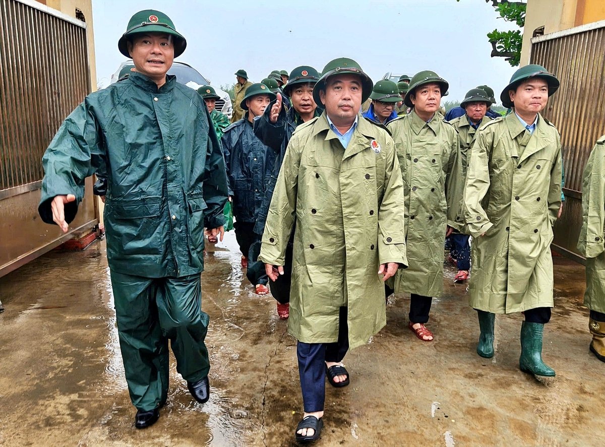 Quyền Bộ trưởng Trần Đức Thắng kiểm tra tại công tác ứng phó bão số 3 tại Ninh Bình chiều 21/7. Ảnh: Bảo Thắng.
