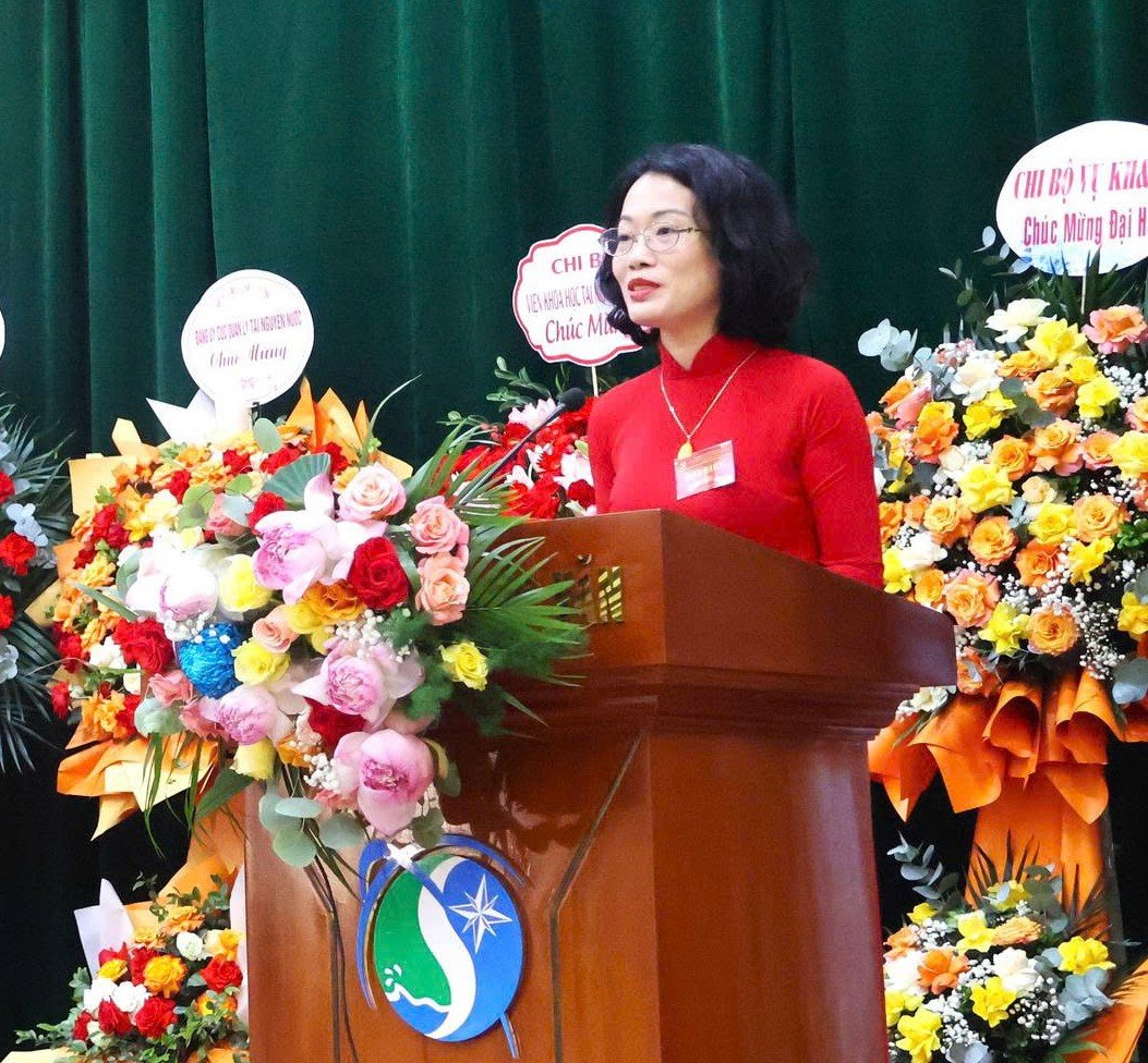 Theo Viện trưởng Viện Khoa học KTTV&BĐKH Phạm Thị Thanh Ngà, Viện đã chủ động phối hợp xây dựng đề án hợp nhất với Viện Khoa học môi trường, biển và hải đảo. Đây là bước đi chiến lược để kiện toàn tổ chức, tối ưu nguồn lực, hướng tới nghiên cứu liên ngành. Ảnh: Khánh Ly.