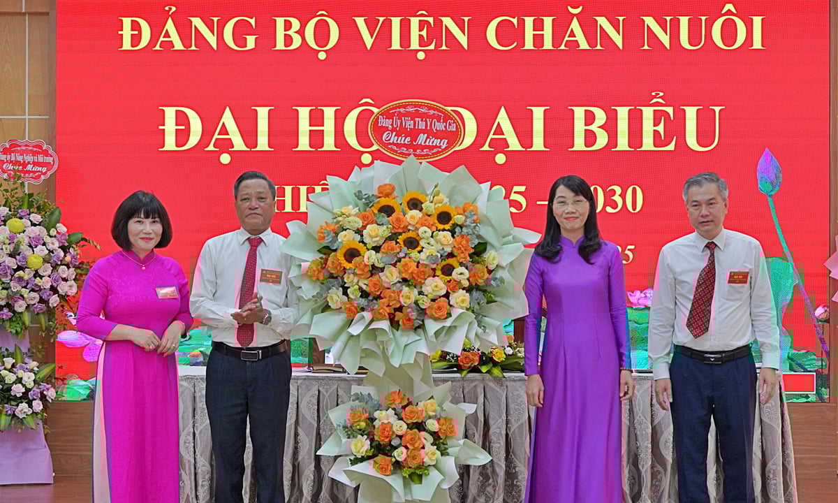 Đảng ủy Viện Thú y Quốc gia chúc mừng đại hội. Ảnh: Bảo Thắng.