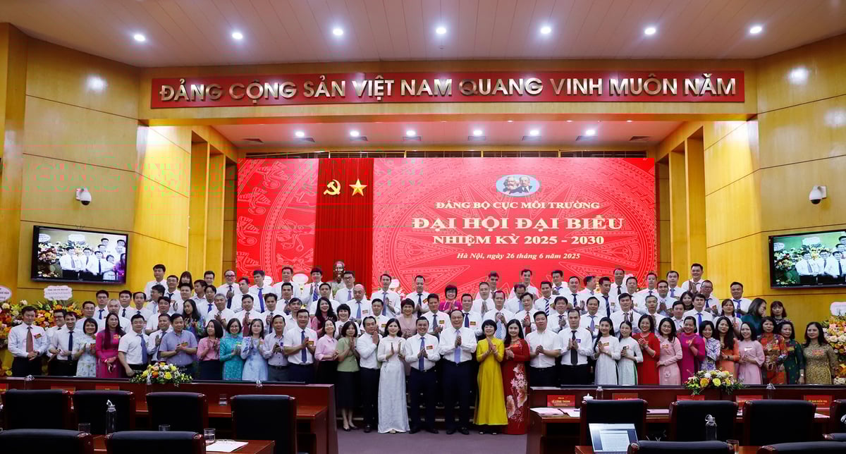 Thứ trưởng Lê Công Thành chụp ảnh lưu niệm với các đại biểu tham dự Đại hội đại biểu Đảng bộ Cục Môi trường lần thứ I, nhiệm kỳ 2025–2030. Ảnh: Khương Trung.