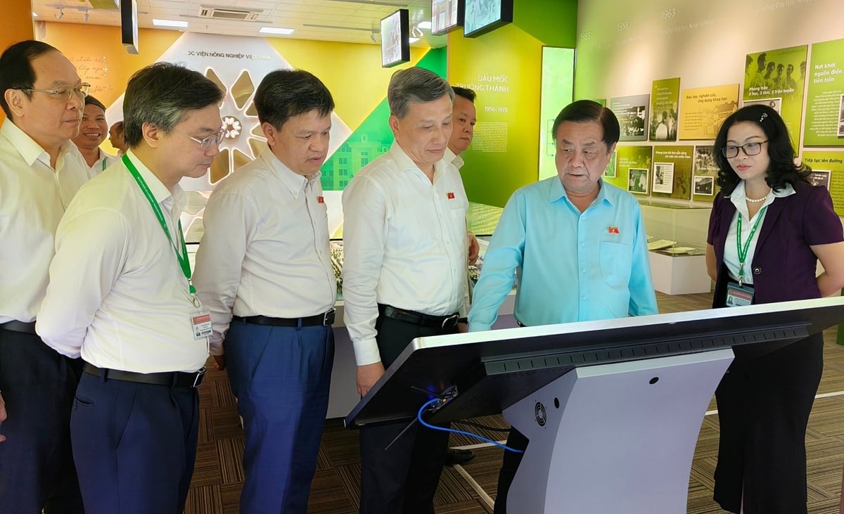 Phó Chủ tịch Quốc hội Lê Minh Hoan thăm cơ sở vật chất của Học viện Nông nghiệp Việt Nam. Ảnh: Bảo Thắng.