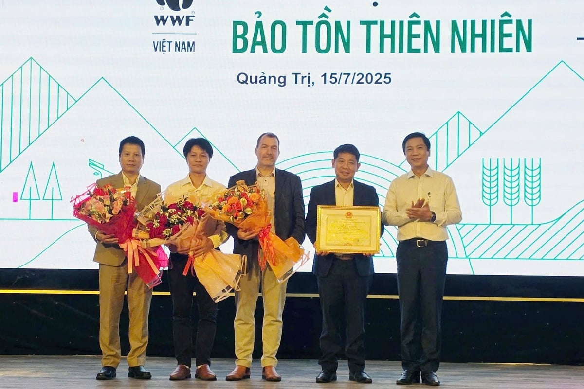 Ông Hoàng Nam, Phó Chủ tịch thường trực tỉnh Quảng Trị tặng Bằng khen cho tổ chức World Wide Fund for Nature. Ảnh: Võ Dũng.