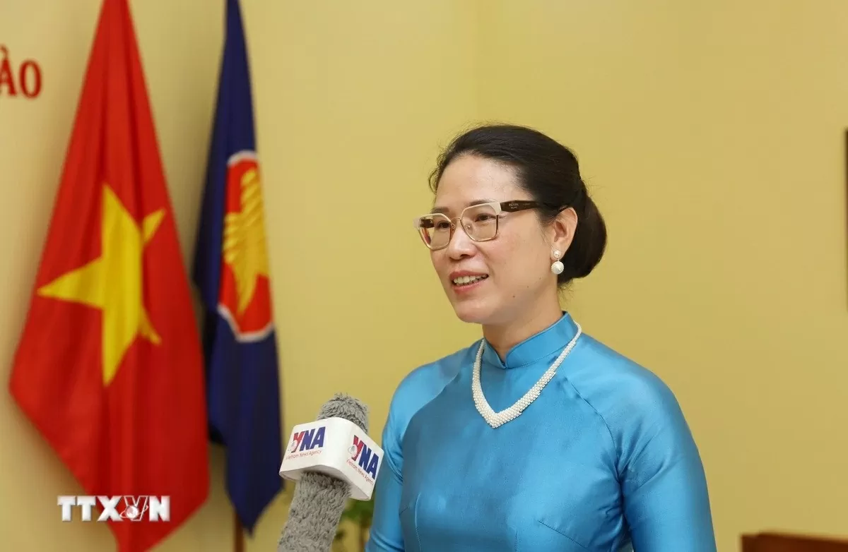 Bà Đặng Thị Hải Tâm, Tổng Lãnh sự Việt Nam tại tỉnh Savannakhet, Trung Lào, chia sẻ về việc gìn giữ tiếng Việt của cộng đồng người Việt Nam tại Trung Lào. (Ảnh: Xuân Tú/TTXVN)