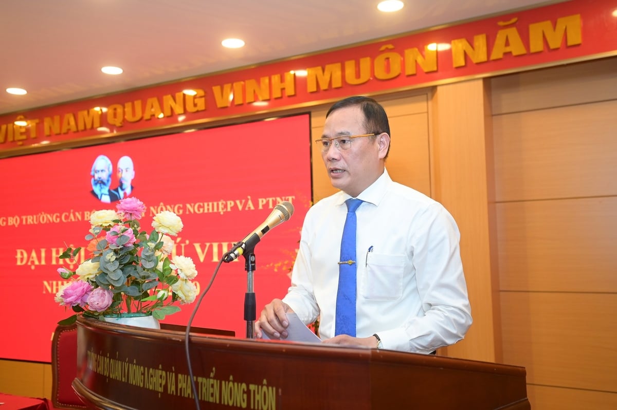 Ông Nguyễn Quốc Oanh, Bí thư Đảng ủy, Hiệu trưởng nhà trường  báo cáo tại đại hội. Ảnh: Tùng Đinh.