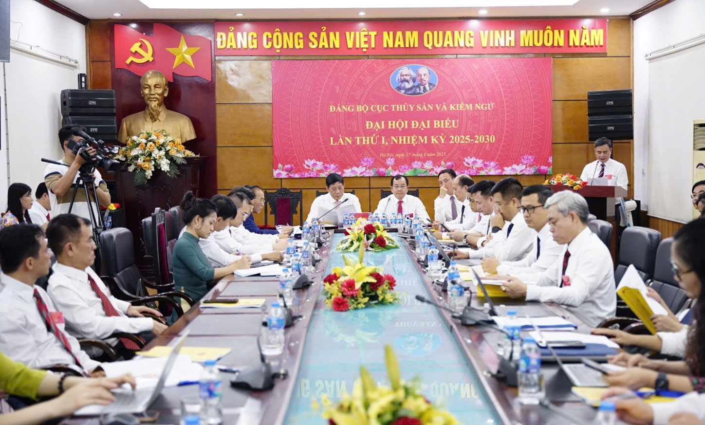 Đồng chí Trần Đình Luân (ảnh giữa) Bí thư Đảng ủy, Cục trưởng Cục Thủy sản và Kiểm ngư chủ trì đại hội. Ảnh: Linh Linh.