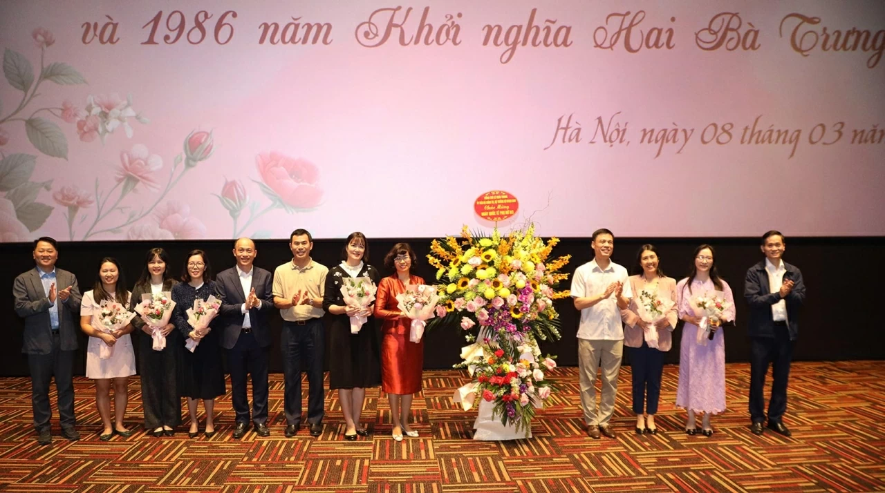 Thứ trưởng Đặng Hoàng Giang tặng hoa các đồng chí Lãnh đạo nữ các đơn vị, đại diện Ban Nữ công Đối ngoại và chụp ảnh lưu niệm. (Ảnh: Thành Long)