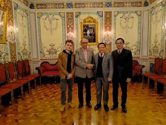Đại sứ Bùi Văn Nghị làm việc với Bí thư thứ nhất Đảng Cộng sản Bolivia Ignacio Mendoza Pizarro.