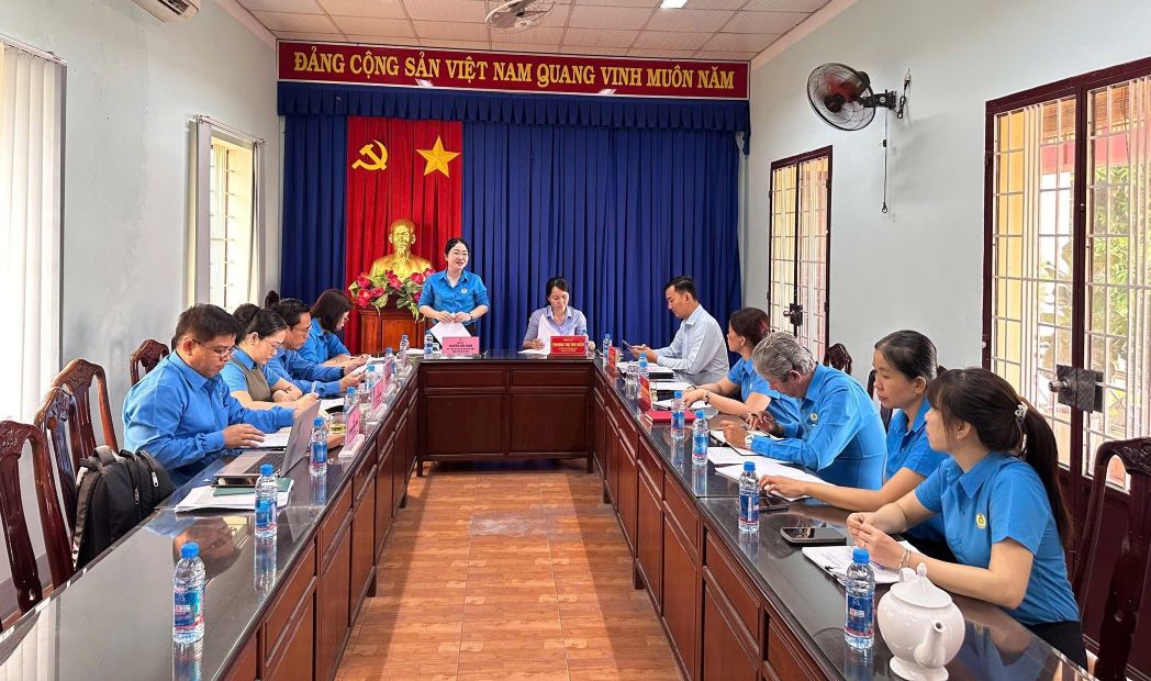 bà Trương Thị Thu Hiền – Phó Bí thư Thường trực Đảng ủy phường