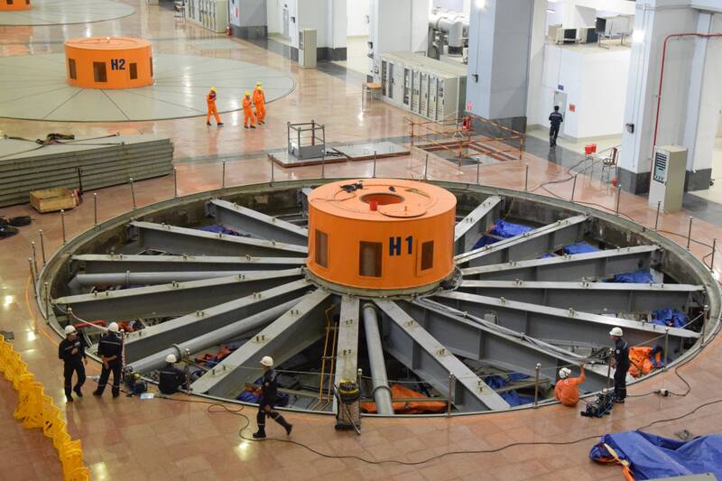 Công nhân, kỹ sư bảo trì, sửa chữa tổ máy phát điện H1. Ảnh: Trường Sơn