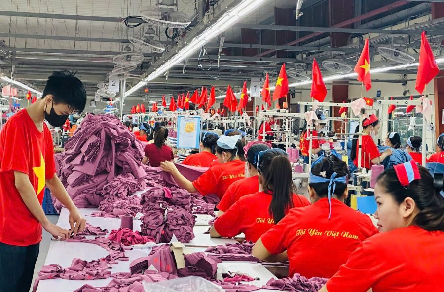 Không khí làm việc trong nhà xưởng vào sáng thứ hai. Ảnh: Xuân Hùng