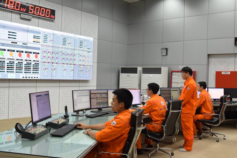 Công nhân Nhà máy thủy điện Sơn La trực vận hành phát điện. Ảnh: Trường Sơn