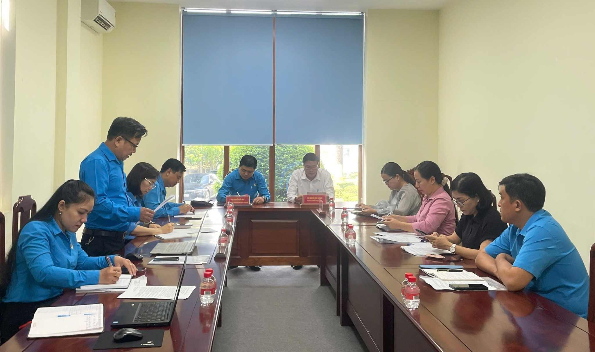 Đoàn công tác làm việc tại phường Bến Cát. Ảnh: CĐ TPHCM cung cấp