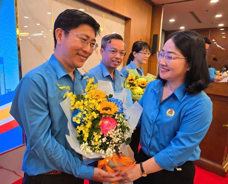 Bà Nguyễn Thị Kim Loan - Phó Chủ tịch LĐLĐ TPHCM - tặng hoa chúc mừng các chủ tịch công đoàn phường, xã, đặc khu trên địa bàn TPHCM. Ảnh: Nam Dương