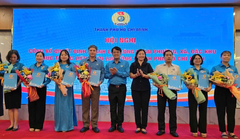 Các chủ tịch công đoàn phường, xã, đặc khu nhận hoa chúc mừng. Ảnh: Nam Dương