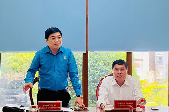 Tổ công tác quản lý địa bàn số 9 của LĐLĐ TPHCM làm việc tại phường Bến Cát