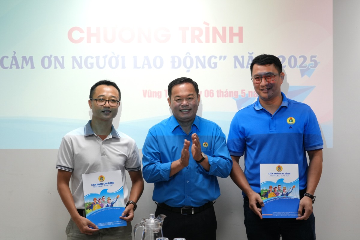 Ông Nguyễn Bá Hùng - Phó Chủ tịch LĐLĐ TPHCM (giữa) - được phân công phụ trách 6 Công đoàn xã, phường; với 65.739 đoàn viên. Ảnh: Thành An