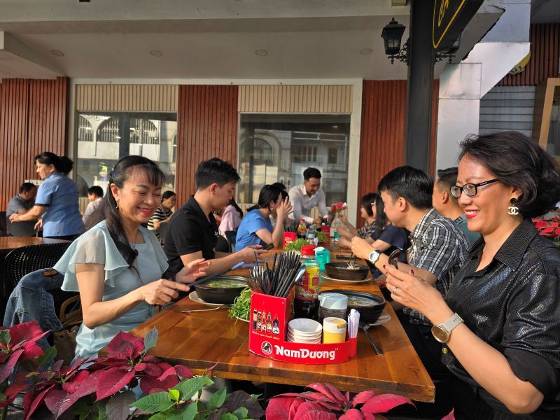 Khách hàng ăn uống tại Nhà khách Tổng Liên đoàn Chi nhánh TPHCM. Ảnh: Nam Dương