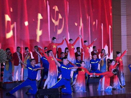Tiết mục văn nghệ tại chương trình. Ảnh: Kiều Vũ