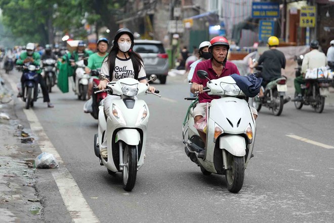Hà Nội đang từng bước chuyển đổi phương tiện cá nhân. Ảnh: Sóng Hữu 