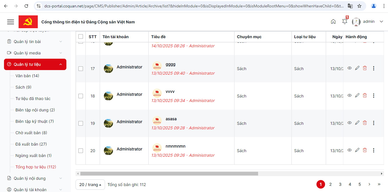 Chiếc đồng hồ báo thức to như một chiếc bánh bao, có hình vuông giống như hộp quà.Màu sắc chủ đạo là màu hồng của hoa đào